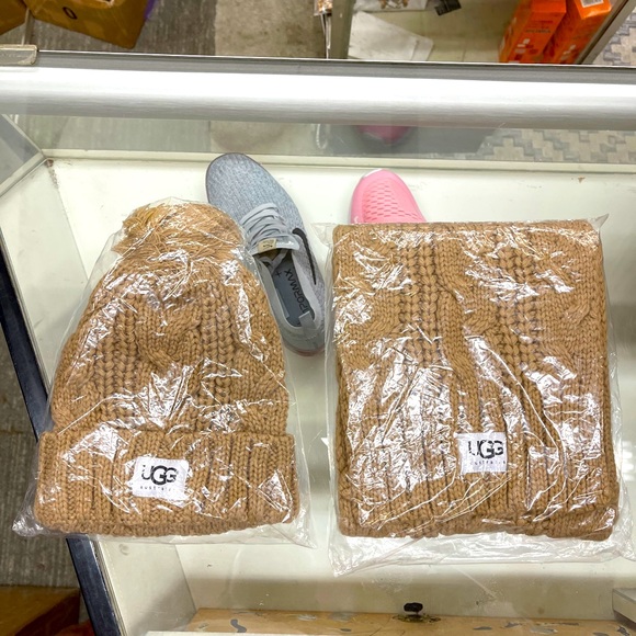 🥰😍❤️ Cable knit UGG beanie and scarf set! ❤️ - Picture 3 of 4